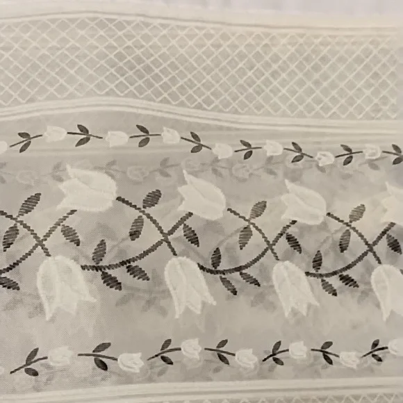 NWT Dainty Nob Hill tablecloth with a dacron floral border - Picture 2 of 4